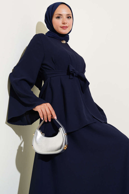 بدلة زرقاء داكنة ذات زر واحد وحزام وصدر مزدوج