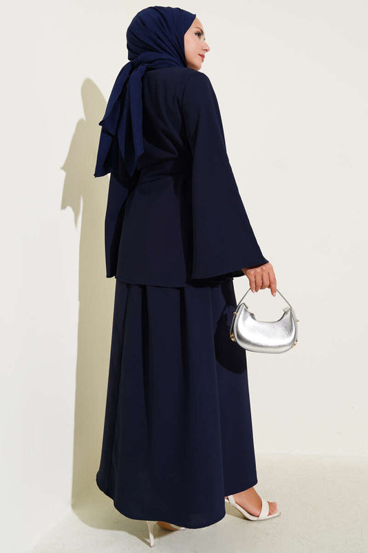 بدلة زرقاء داكنة ذات زر واحد وحزام وصدر مزدوج