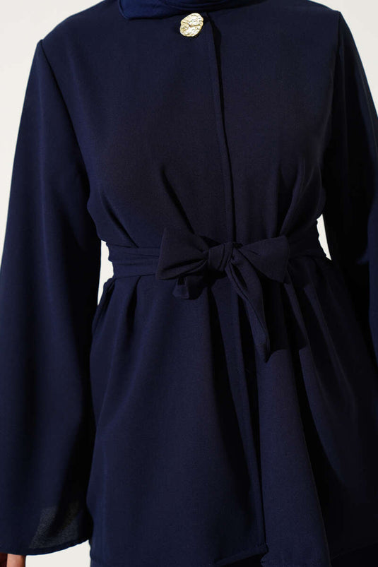 بدلة زرقاء داكنة ذات زر واحد وحزام وصدر مزدوج