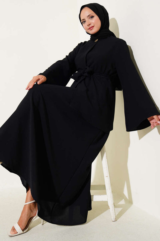 بدلة سوداء ذات زر واحد وحزام وصدر مزدوج