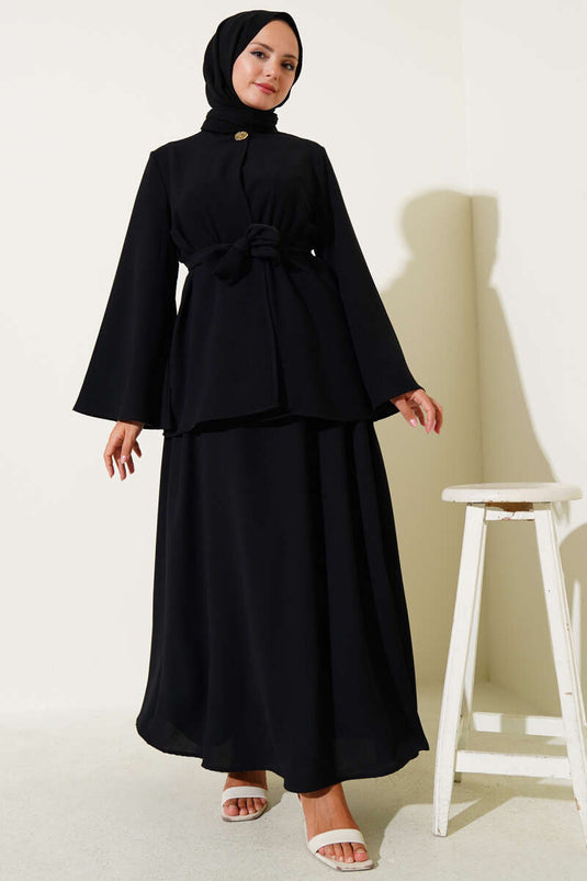 بدلة سوداء ذات زر واحد وحزام وصدر مزدوج