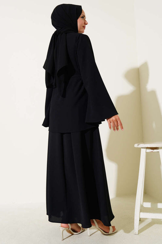 بدلة سوداء ذات زر واحد وحزام وصدر مزدوج