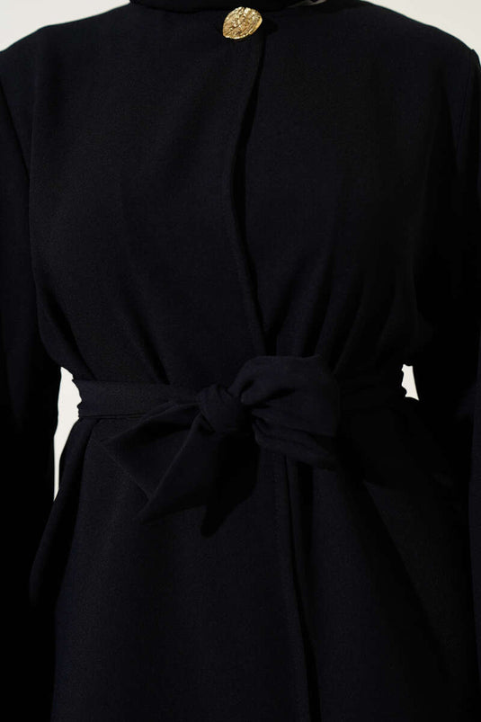 بدلة سوداء ذات زر واحد وحزام وصدر مزدوج