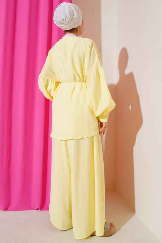 بدلة صفراء كبيرة الحجم من قطعتين مع حزام بزر واحد