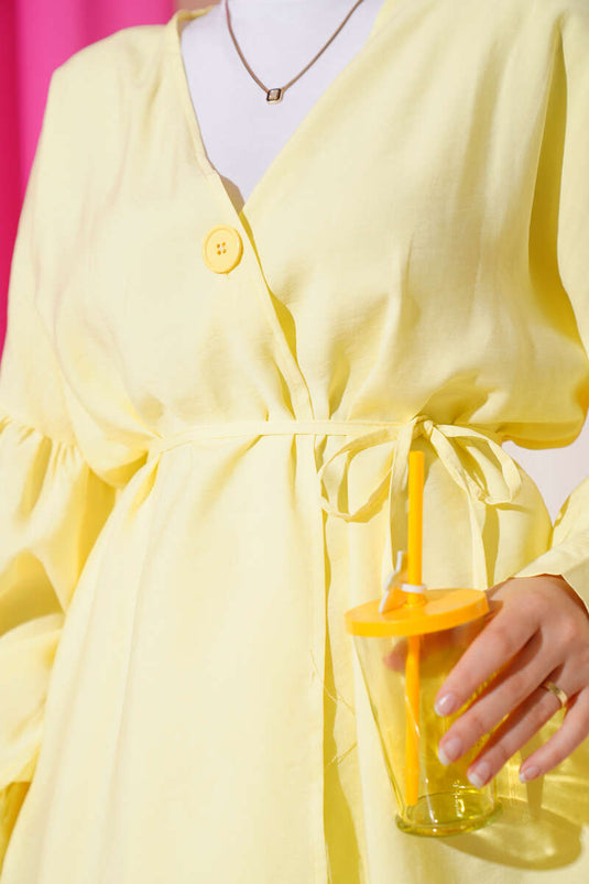 بدلة صفراء كبيرة الحجم من قطعتين مع حزام بزر واحد