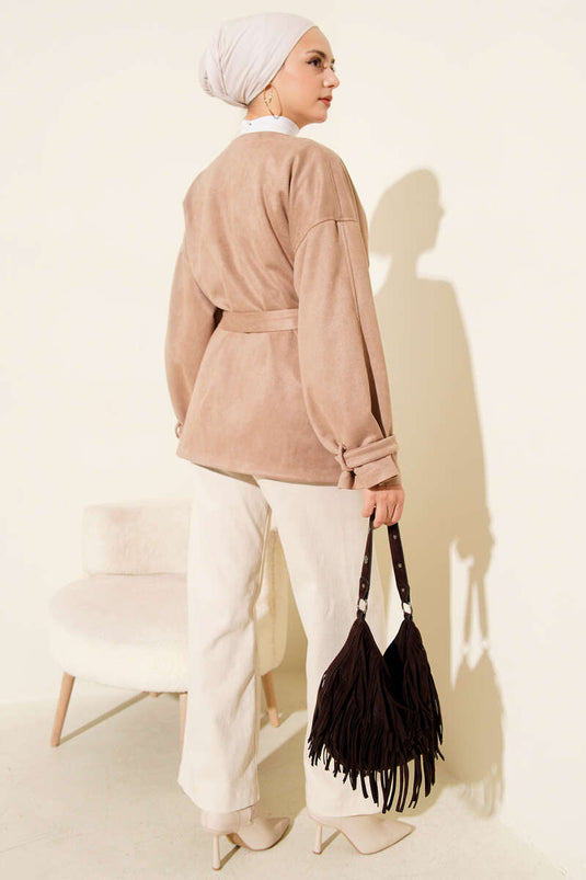 جاكيت من جلد الغزال بحزام بزر واحد، لون لاتيه