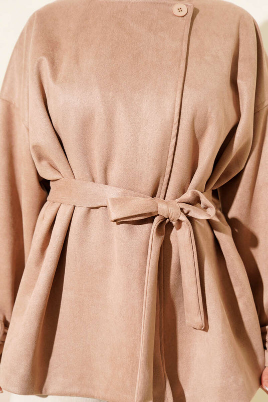 جاكيت من جلد الغزال بحزام بزر واحد، لون لاتيه