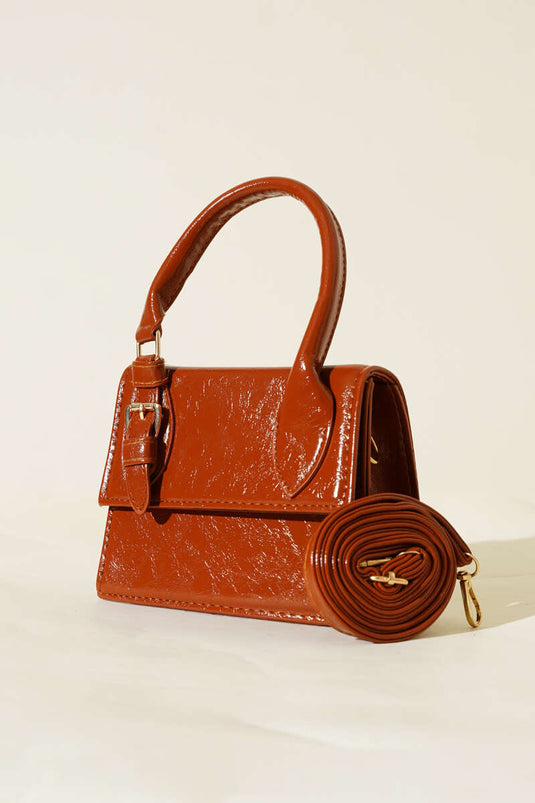 Lakleer tas met enkele riemdetail, bruin