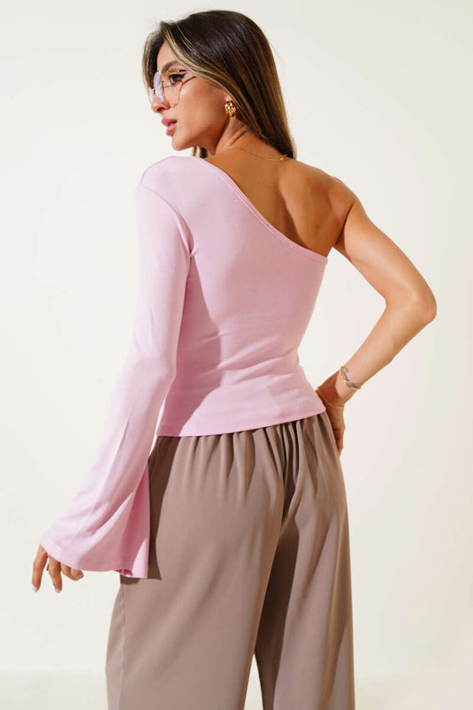 Chemisier rose asymétrique avec accessoires métalliques