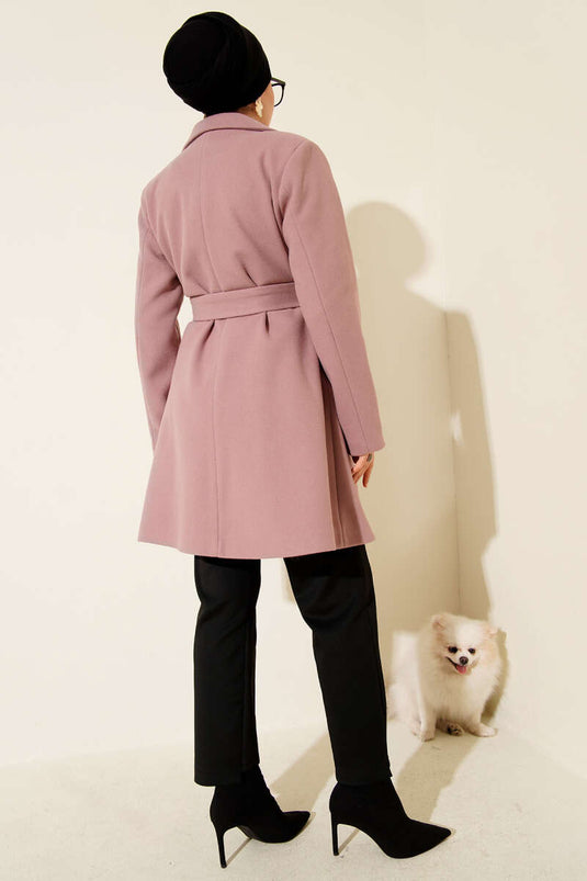 Manteau en cachemire à une épaule et boutons détaillés en poudre