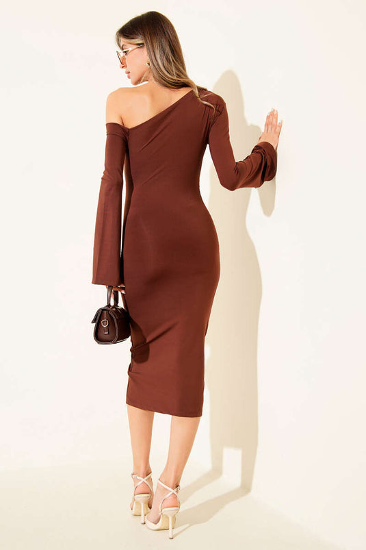 فستان بكتف واحد وخصر مكشكش، لون بني فاتح