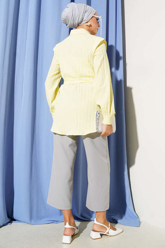 Camicia gialla con spalla singola, mantella e cintura
