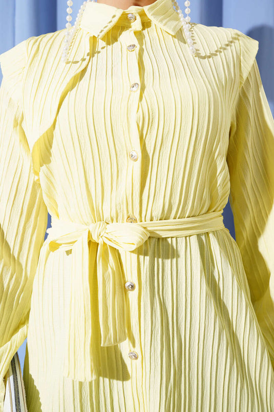 Camicia gialla con spalla singola, mantella e cintura