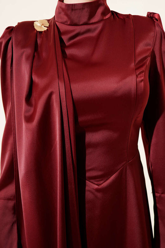 Robe de soirée en satin bordeaux avec cape à une épaule