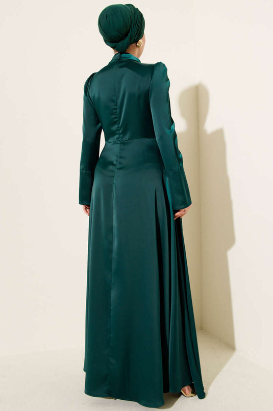 فستان سهرة ساتان زمردي بكتف واحد وعباءة