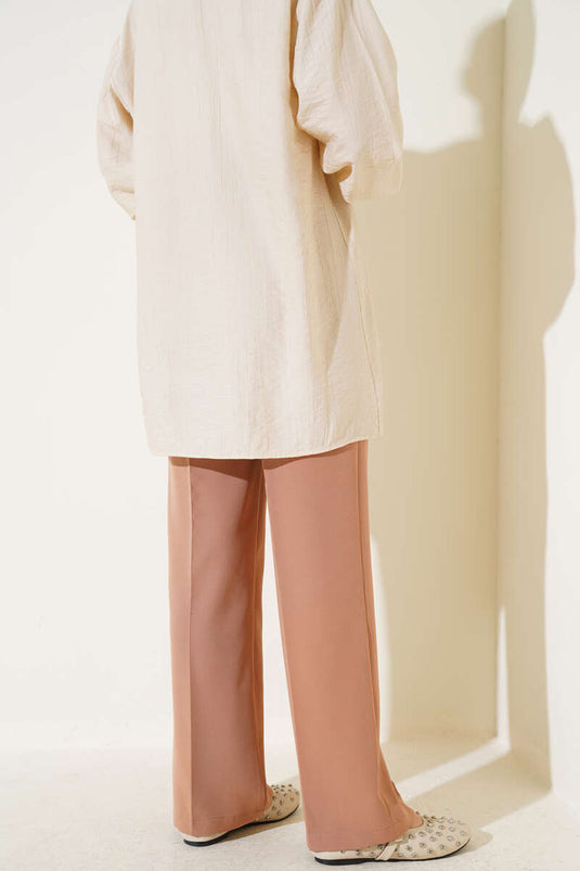 بنطلون قماشي بجيب واحد مطوي من لاتيه