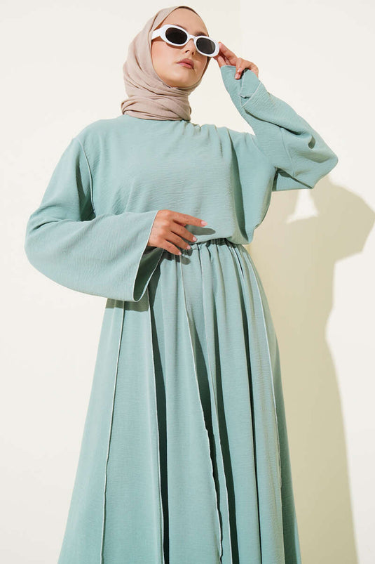 بدلة من قطعتين بتفاصيل غرزة عكسية وتنورة، لون أخضر لوزي