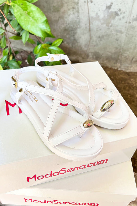 صندل أبيض متقاطع بتفاصيل إبزيم