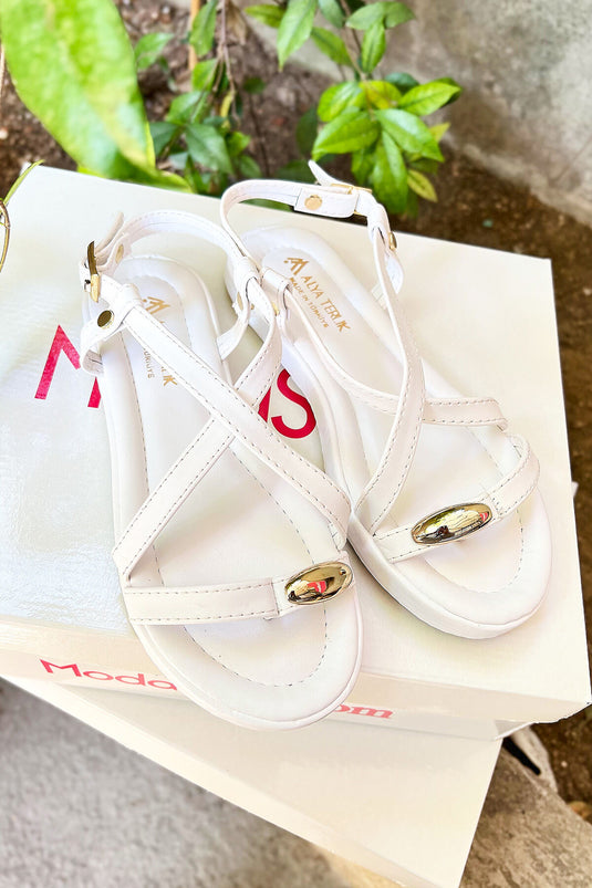 صندل أبيض متقاطع بتفاصيل إبزيم