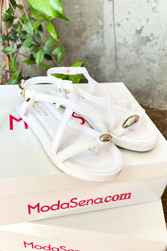 صندل أبيض متقاطع بتفاصيل إبزيم