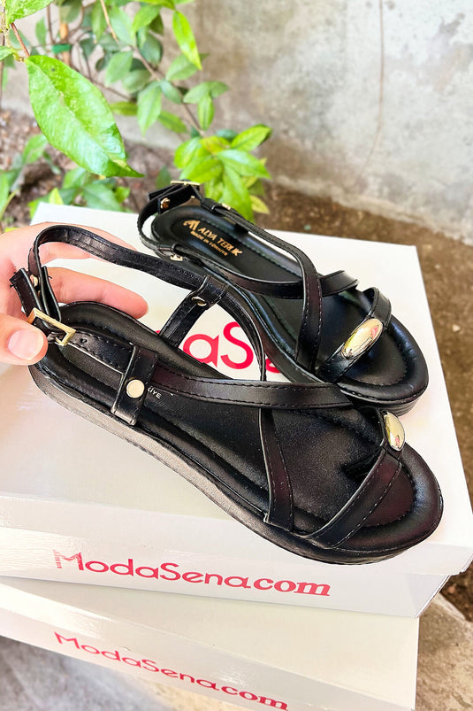 صندل شبشب متقاطع بتفاصيل مشبك أسود