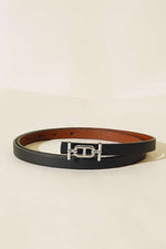 Ceinture fine noire avec détail boucle argentée