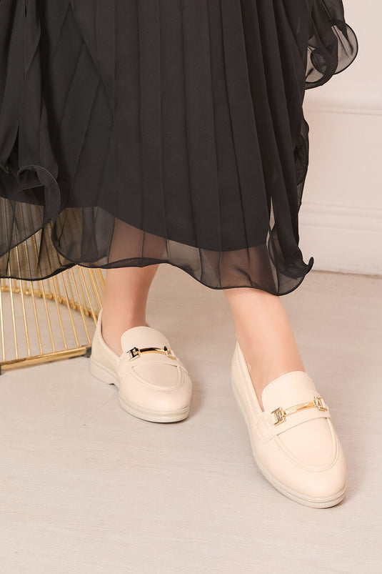 حذاء لوفر مزين بإبزيم باللون البيج