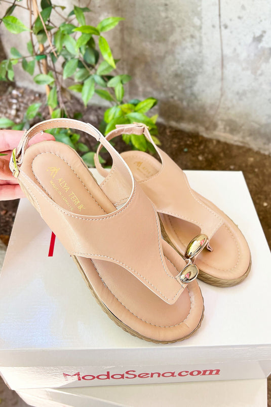 صندل شبشب بتفاصيل إبزيم باللون البيج