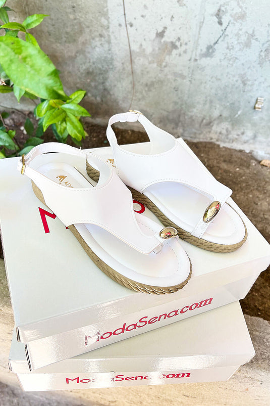 صندل شبشب أبيض بتفاصيل إبزيم