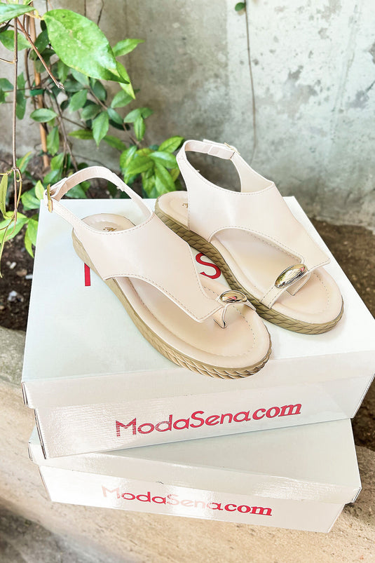 صندل فليب فلوب كريمي مع تفاصيل إبزيم