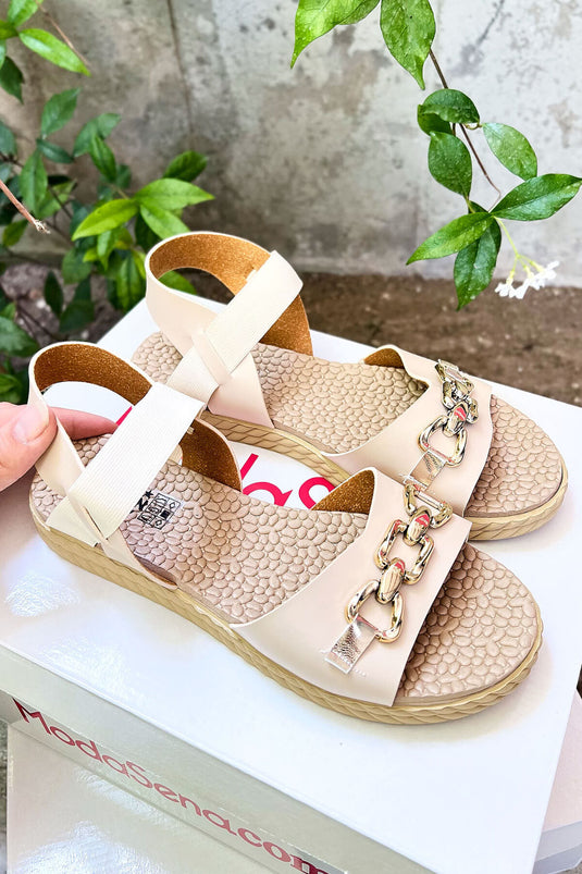 Sandales beiges à boucle détaillée