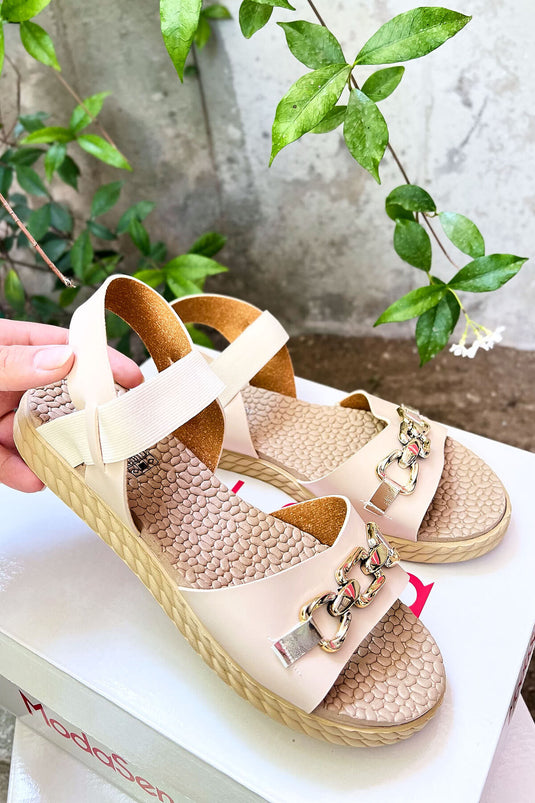 Sandales beiges à boucle détaillée