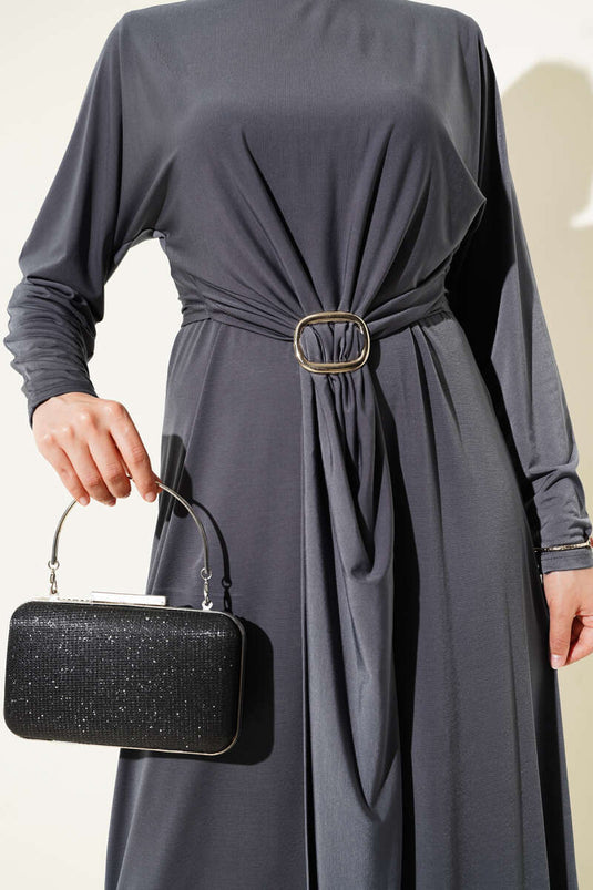 فستان رملي من قطعتين بإبزيم، باللون الرمادي الدخاني