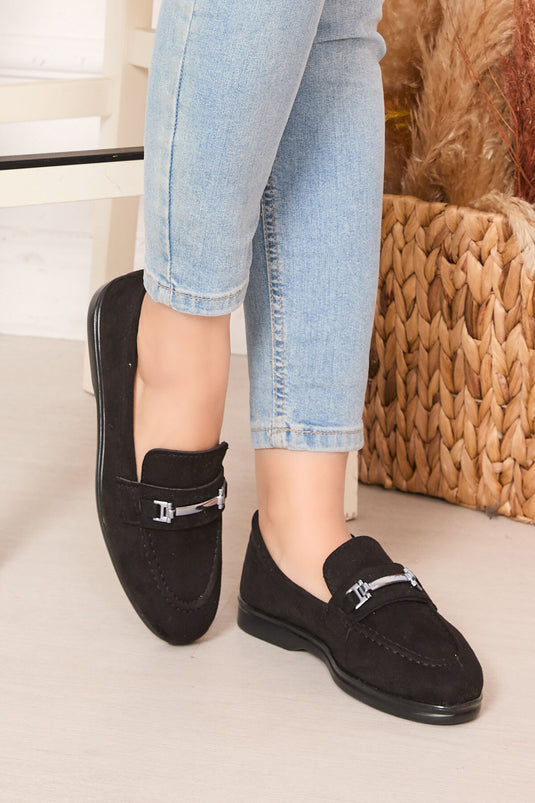 حذاء لوفر من جلد الغزال الأسود بإبزيم