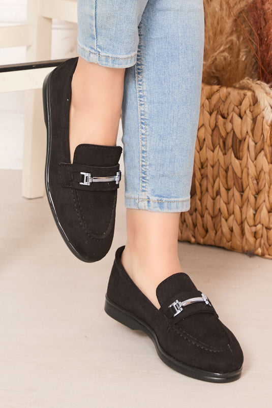 حذاء لوفر من جلد الغزال الأسود بإبزيم