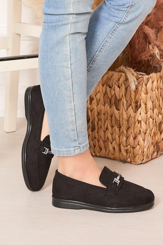 حذاء لوفر من جلد الغزال الأسود بإبزيم