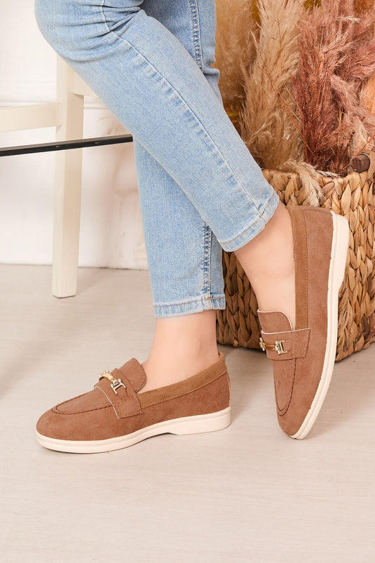 حذاء لوفر من جلد الغزال بإبزيم باللون البني