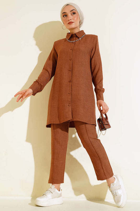 بدلة كتان مكونة من قطعتين مع أزرار علوية باللون البني