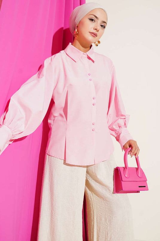 Chemise rose à boutons salie avec fléchettes