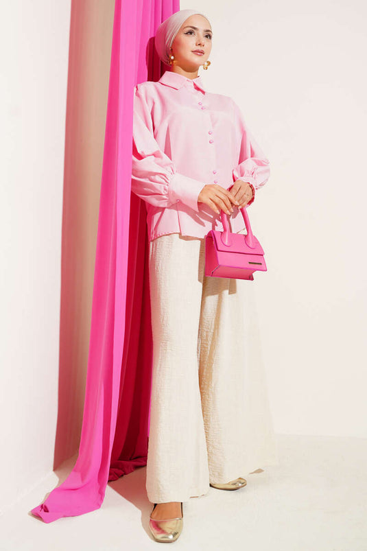 Chemise rose à boutons salie avec fléchettes