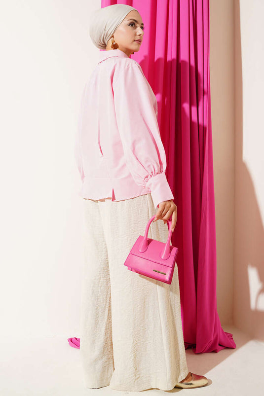 Chemise rose à boutons salie avec fléchettes