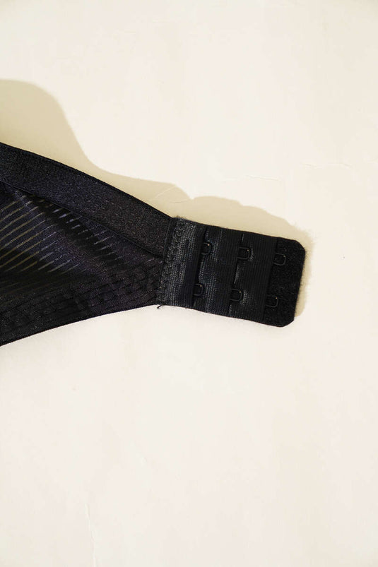 حمالة صدر صغيرة الحجم باللون الأسود