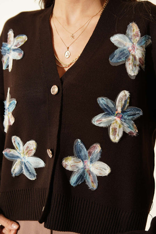Kurze Strickjacke mit Knöpfen und Tüllblumen, Kaffee-Farbe