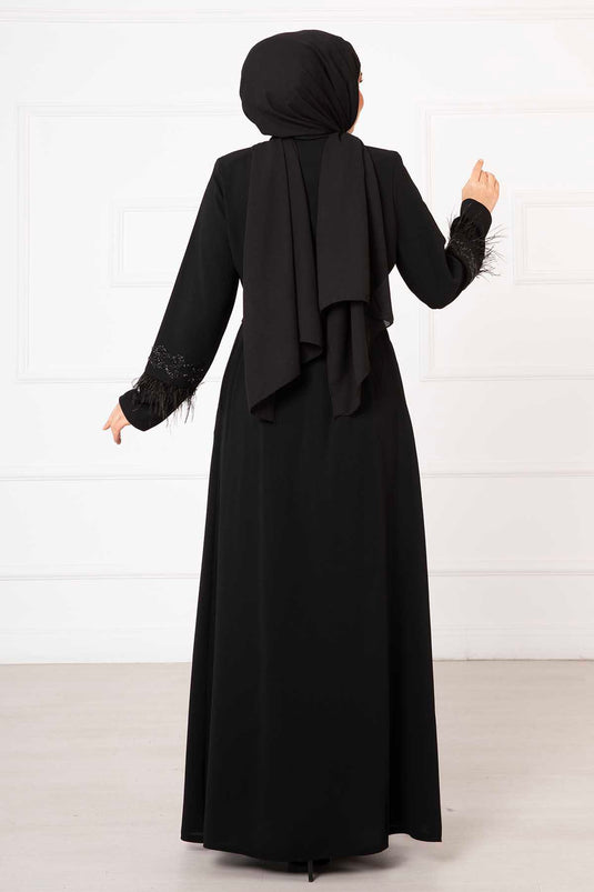 Abaya negra con detalle de plumas y piedra