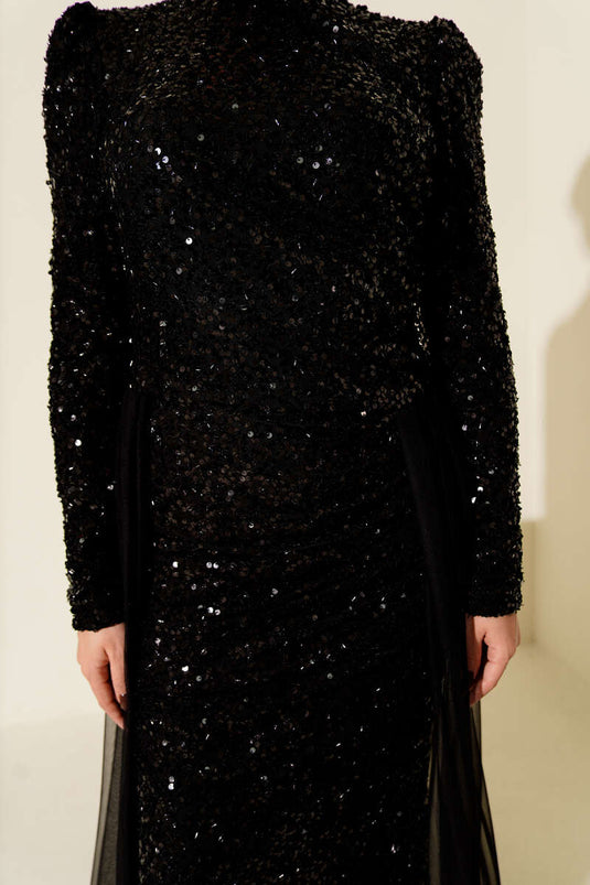 فستان سهرة أسود مرصع بالترتر مع عباءة من التول