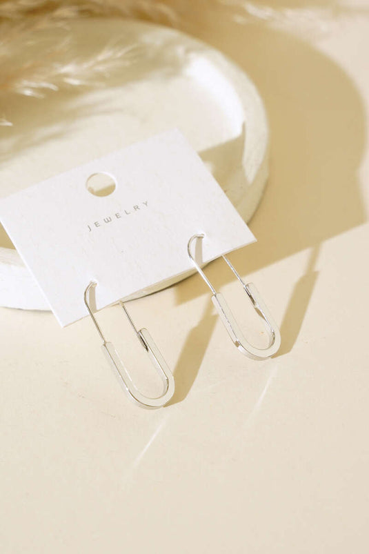 قرط على شكل حرف U فضي