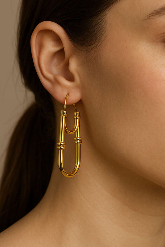 أقراط ذهبية على شكل حرف U