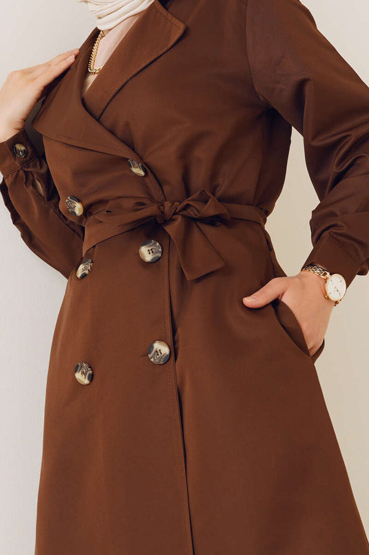 Trench-coat marron à col double boutonnage à trois boutons