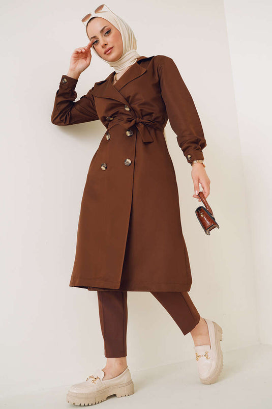 Trench-coat marron à col double boutonnage à trois boutons