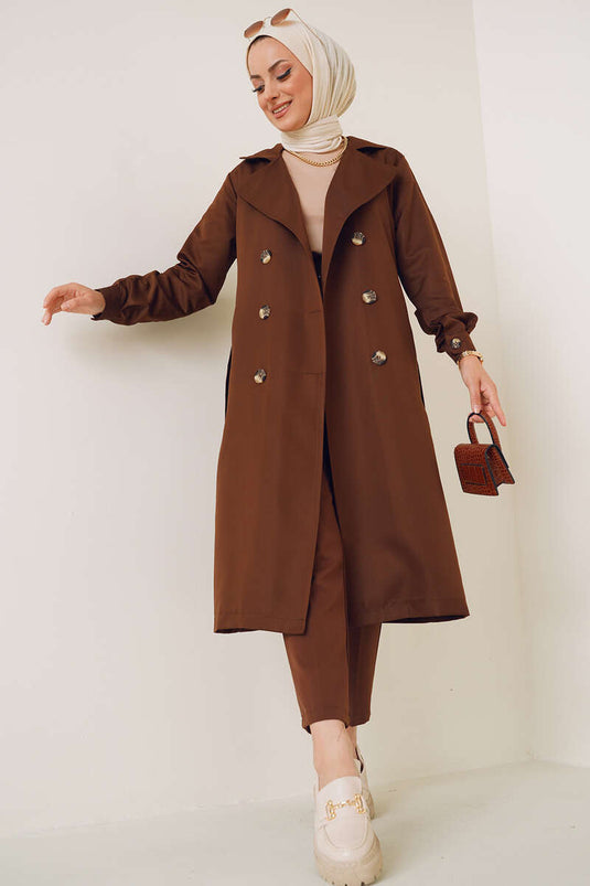 Trench-coat marron à col double boutonnage à trois boutons